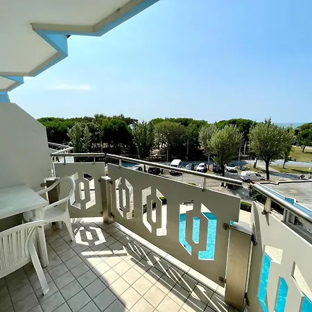With Shared Pool And Balcony アパート