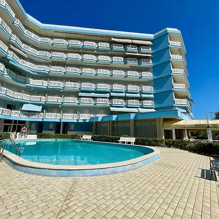アパート With Shared Pool And Balcony